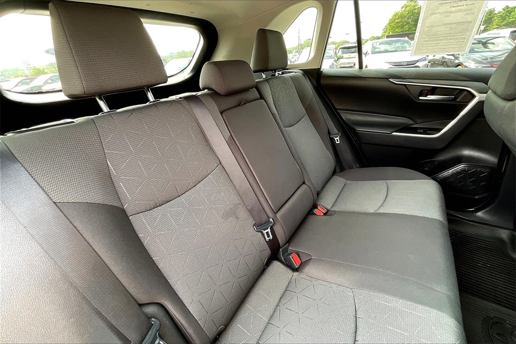 2022 Toyota RAV4 Hybrid XLE - Photo 15
