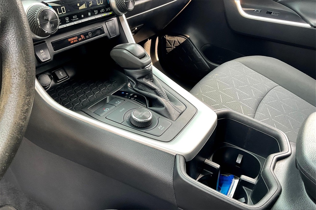 2022 Toyota RAV4 Hybrid XLE - Photo 19
