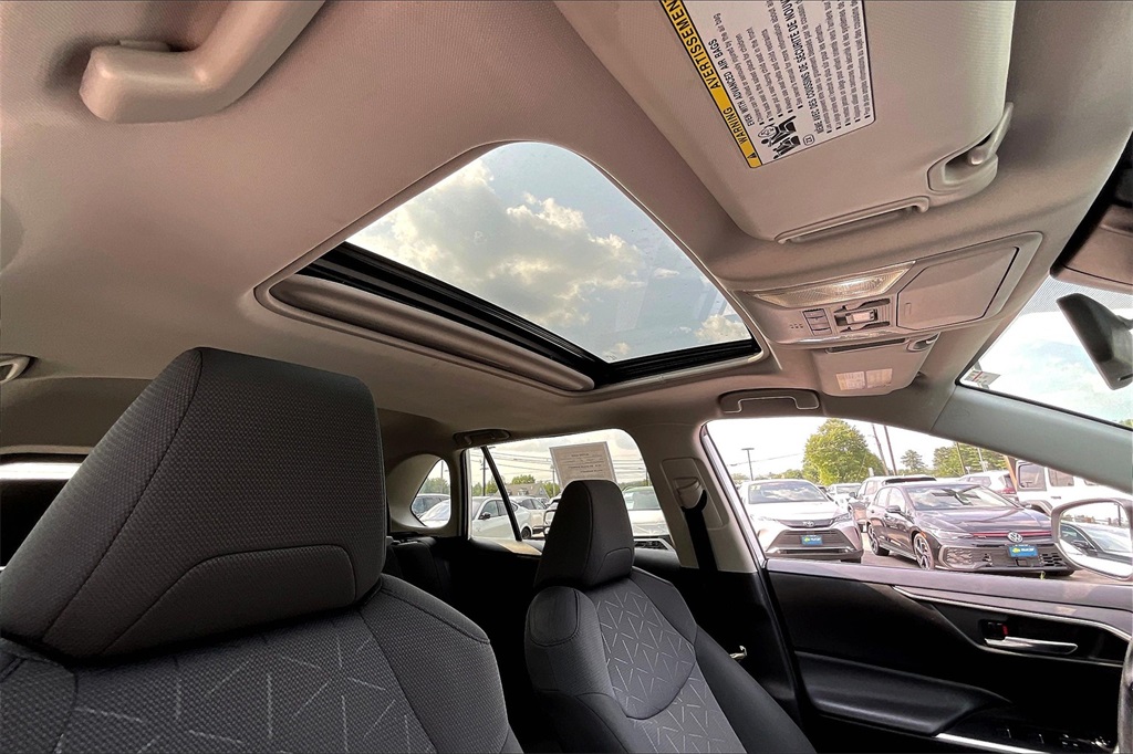 2022 Toyota RAV4 Hybrid XLE - Photo 21