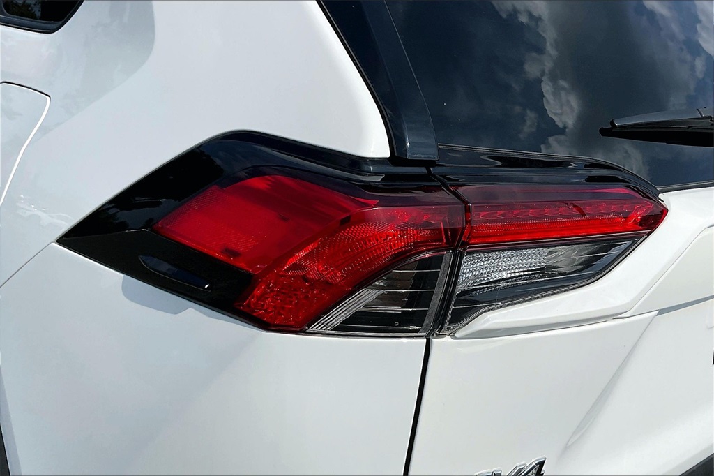 2022 Toyota RAV4 Hybrid XLE - Photo 31