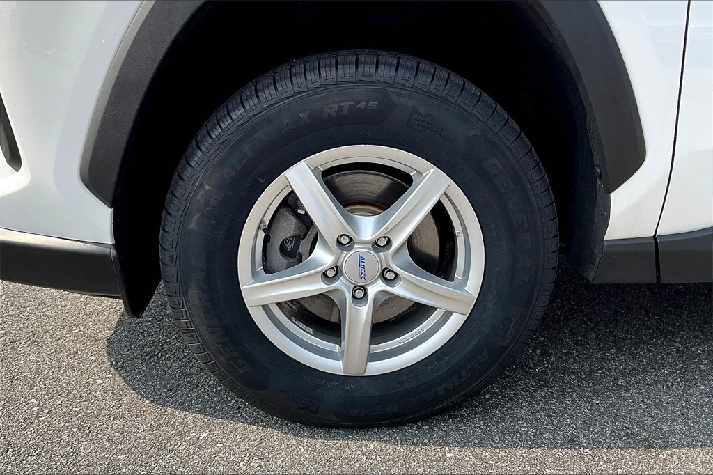 2022 Toyota RAV4 Hybrid XLE - Photo 7