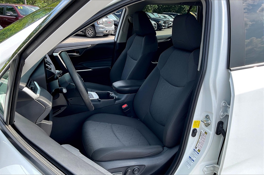 2022 Toyota RAV4 Hybrid XLE - Photo 9