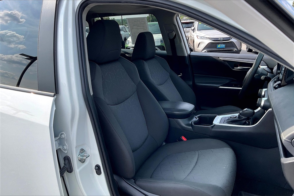 2022 Toyota RAV4 Hybrid XLE - Photo 10