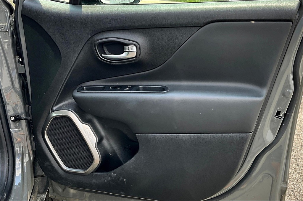 2022 Jeep Renegade Latitude - Photo 12