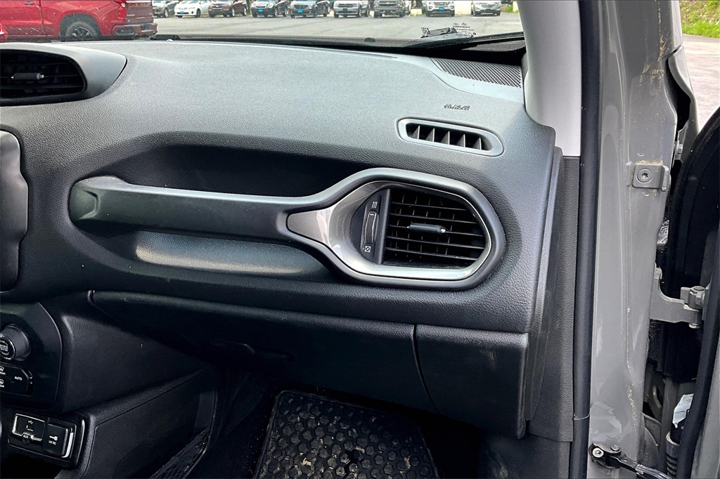 2022 Jeep Renegade Latitude - Photo 13