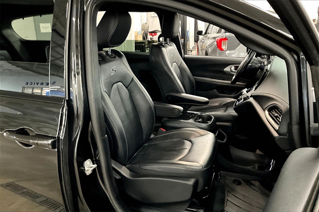 2021 Chrysler Pacifica Touring L - Photo 11