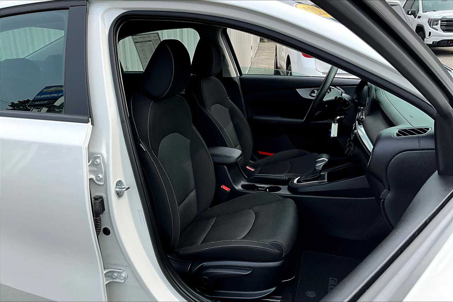 2024 Kia Forte LXS - Photo 11