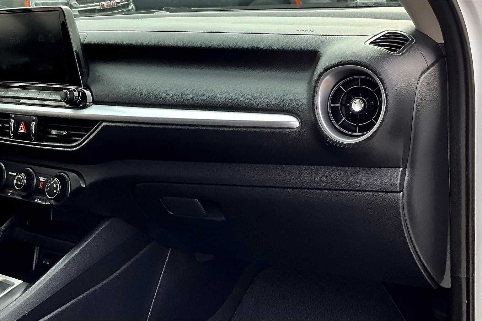 2024 Kia Forte LXS - Photo 13