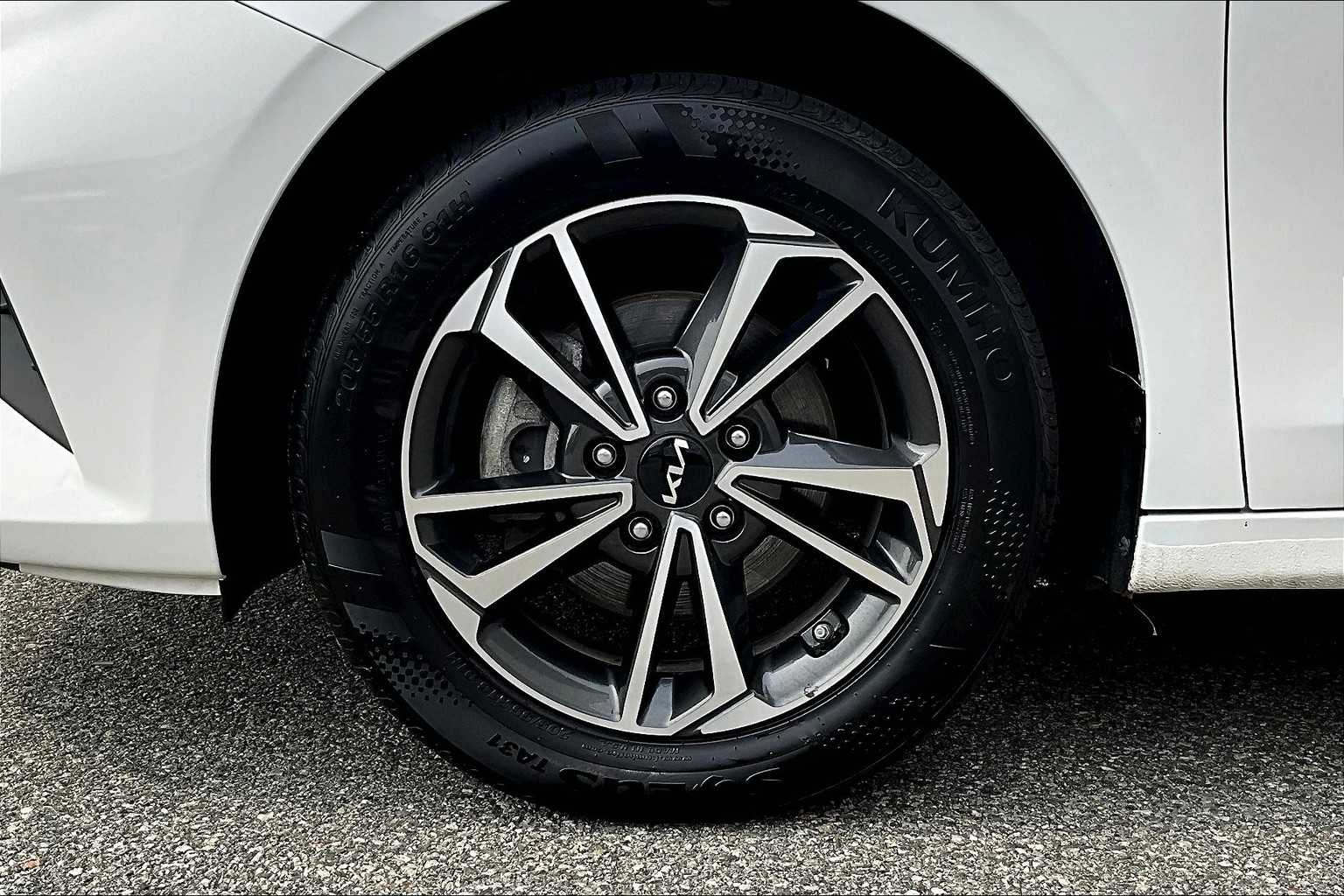 2024 Kia Forte LXS - Photo 7