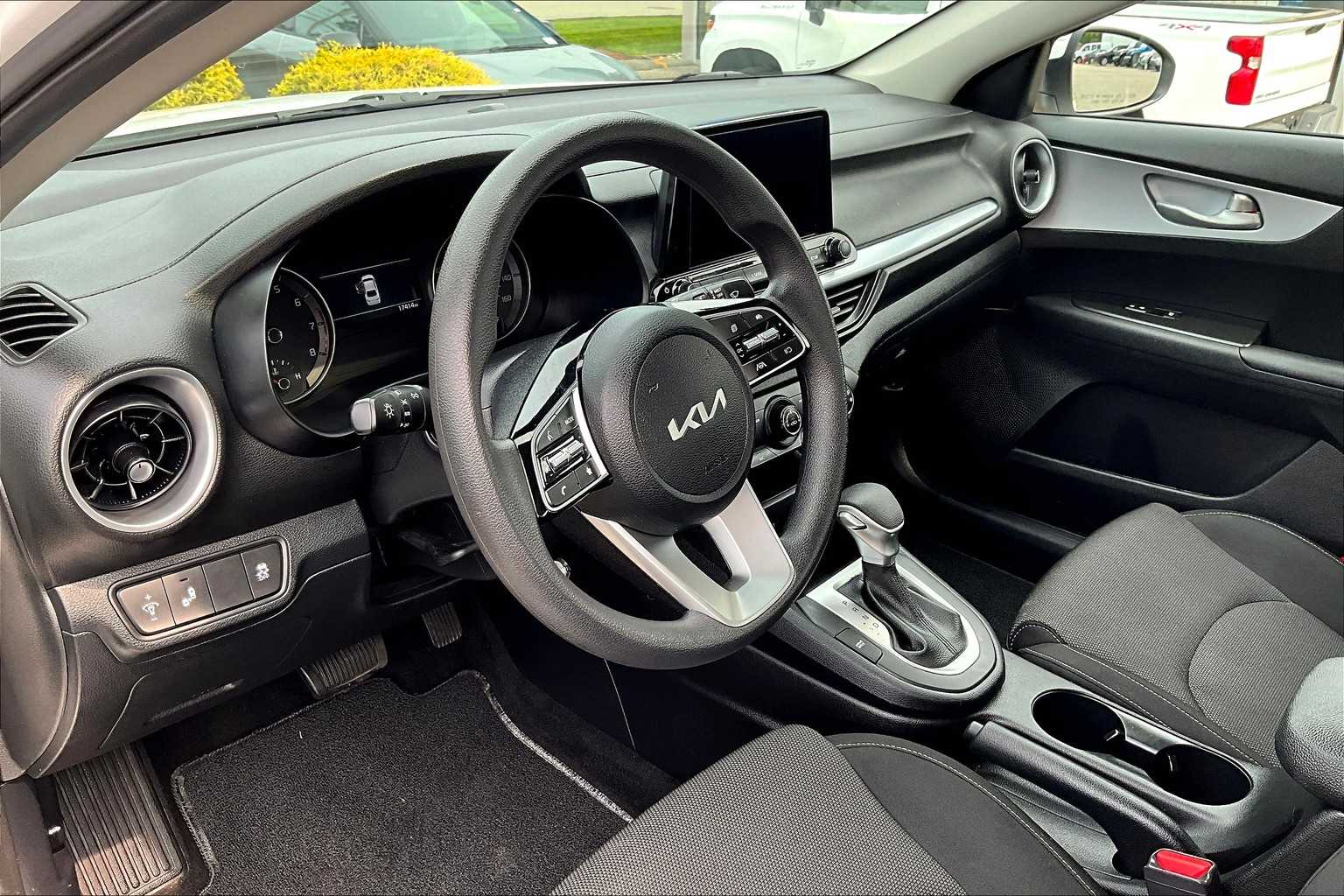 2024 Kia Forte LXS - Photo 8