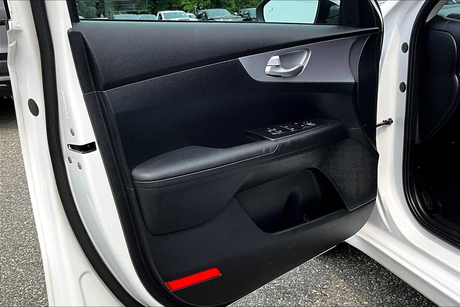 2024 Kia Forte LXS - Photo 9
