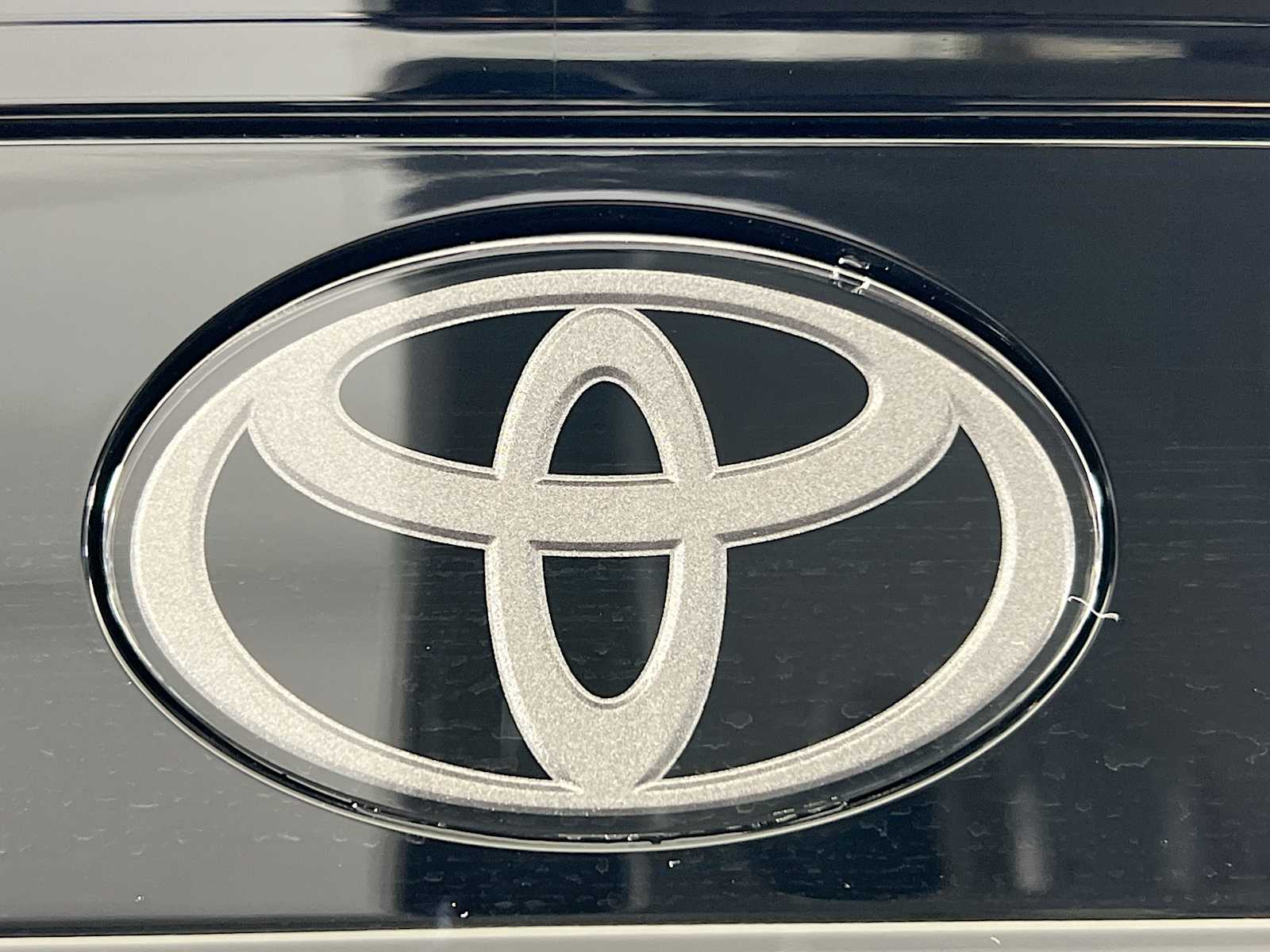 2025 Toyota Prius Plug-In Hybrid SE - Photo 17