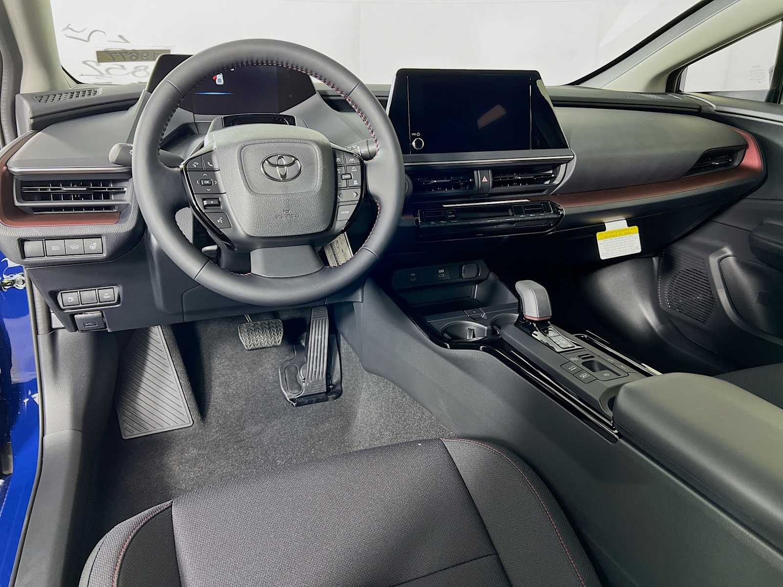 2025 Toyota Prius Plug-In Hybrid SE - Photo 6
