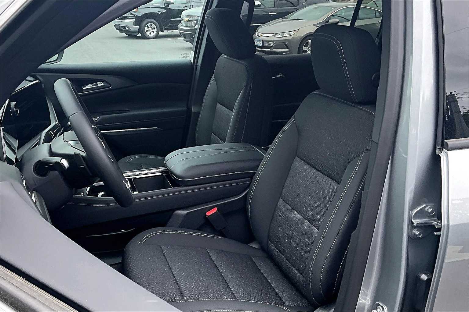 2025 Chevrolet Traverse AWD LT - Photo 11