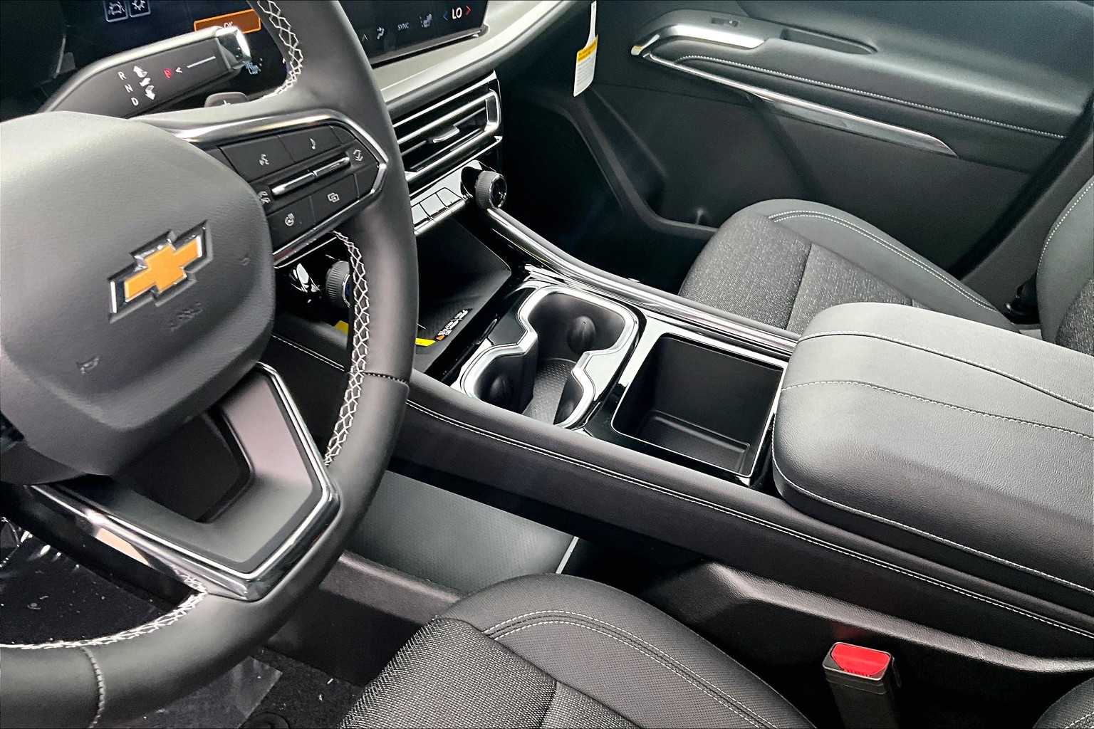 2025 Chevrolet Traverse AWD LT - Photo 14