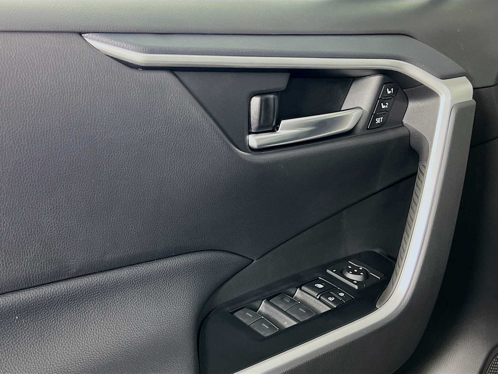 2025 Toyota RAV4 XLE Premium - Photo 16