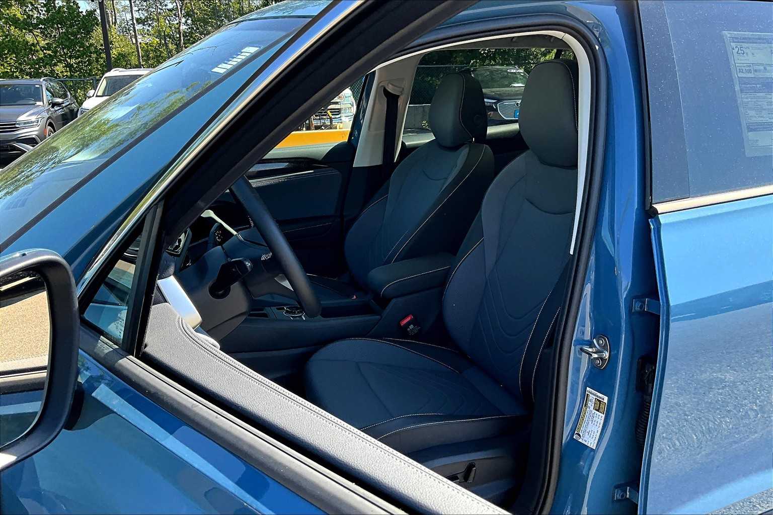 2025 Volkswagen Tiguan SE - Photo 11