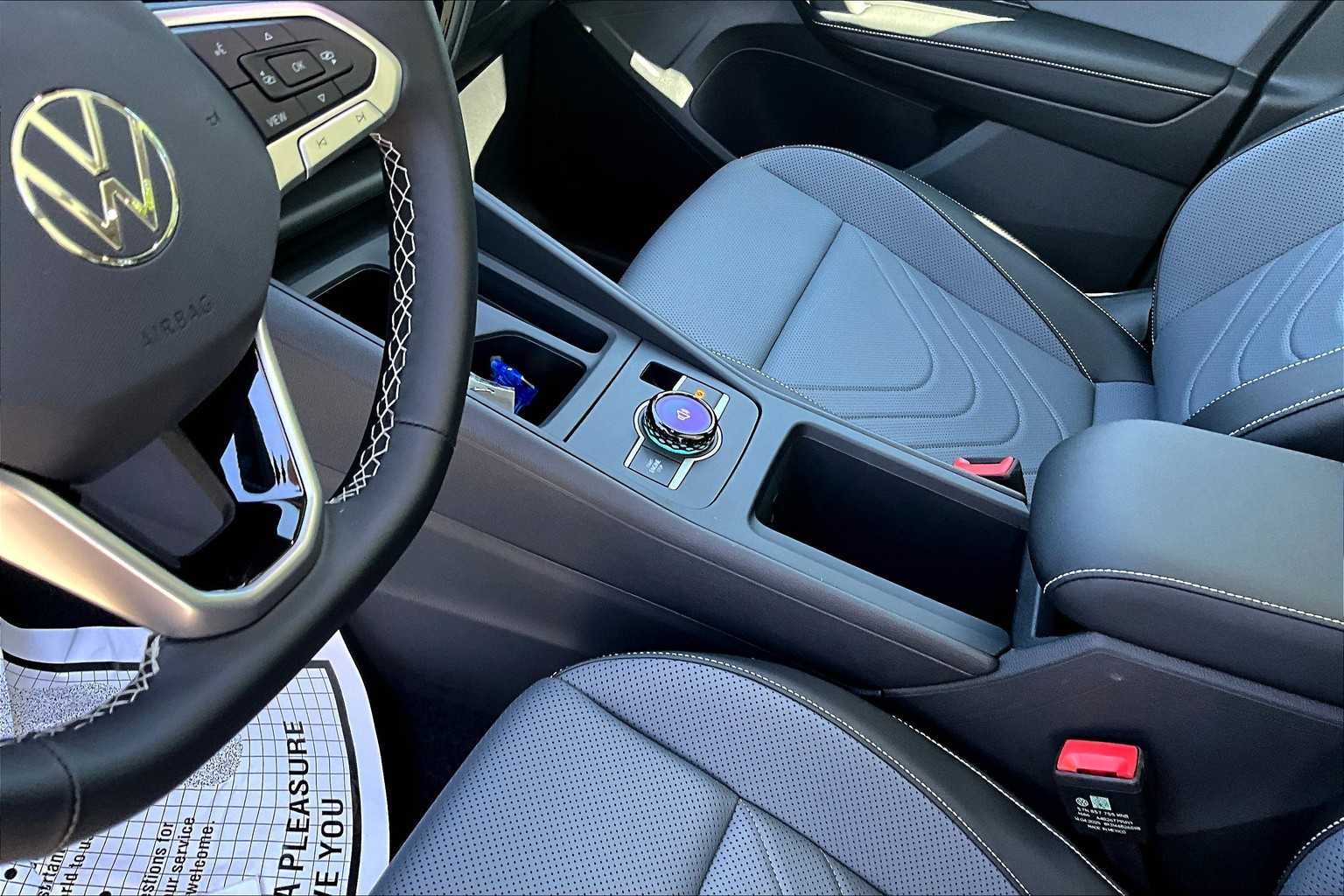 2025 Volkswagen Tiguan SE - Photo 14