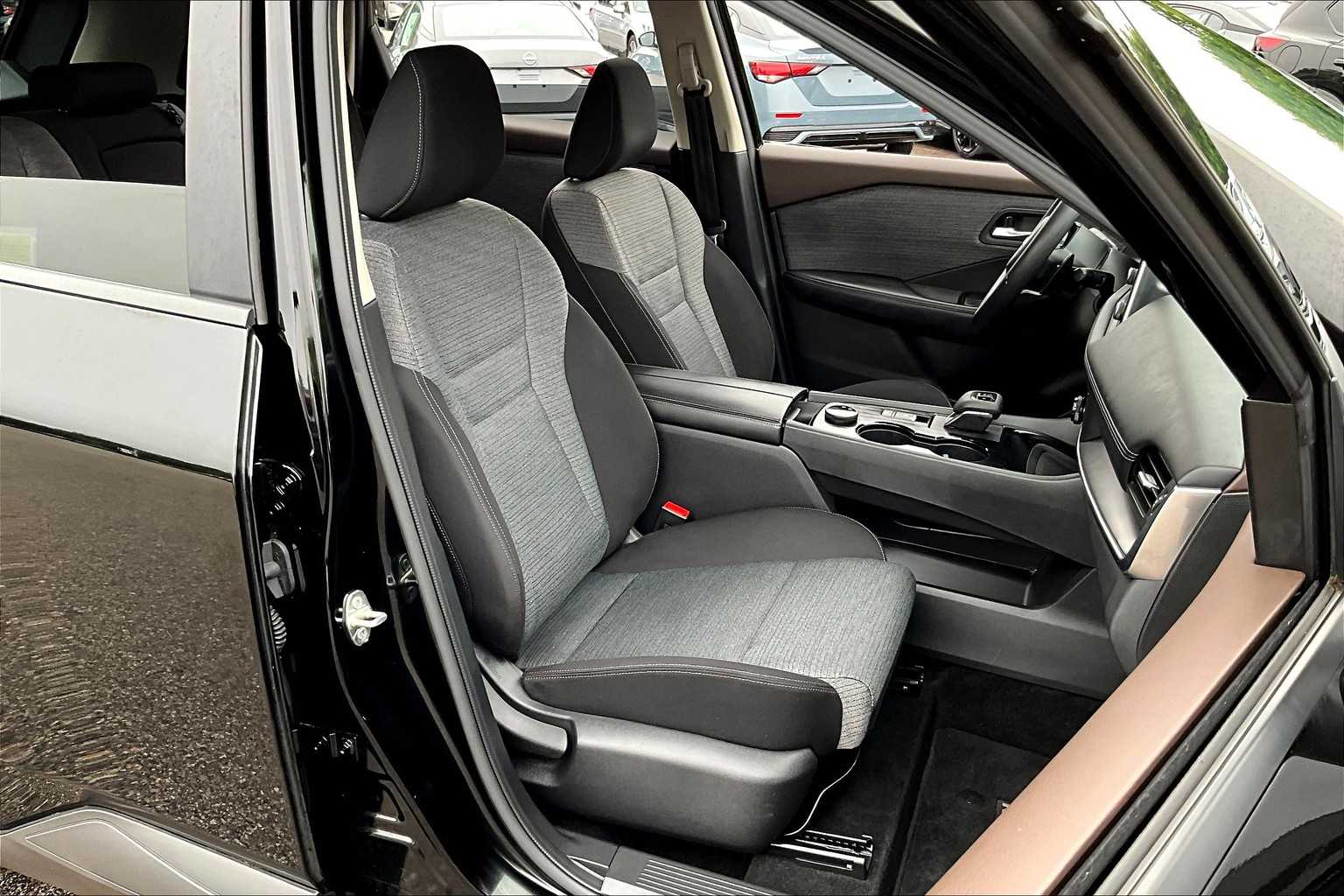 2023 Nissan Rogue SV - Photo 11