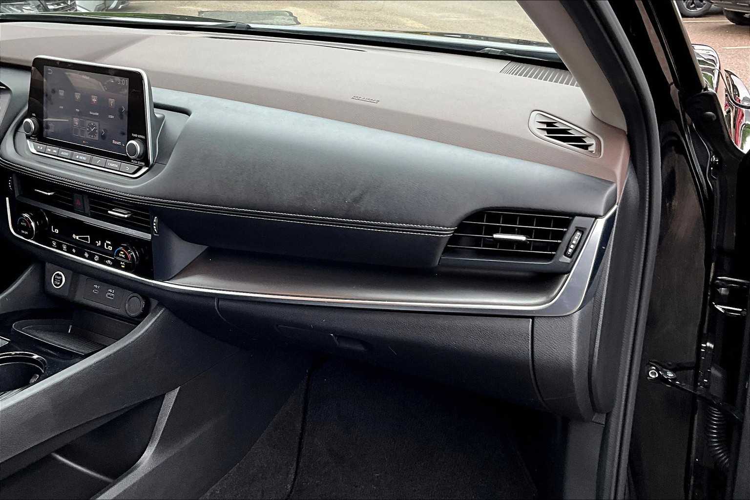 2023 Nissan Rogue SV - Photo 13