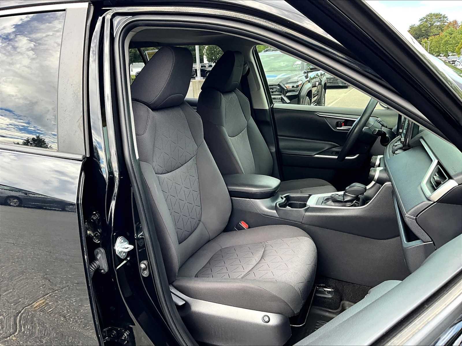 2021 Toyota RAV4 Hybrid XLE - Photo 11