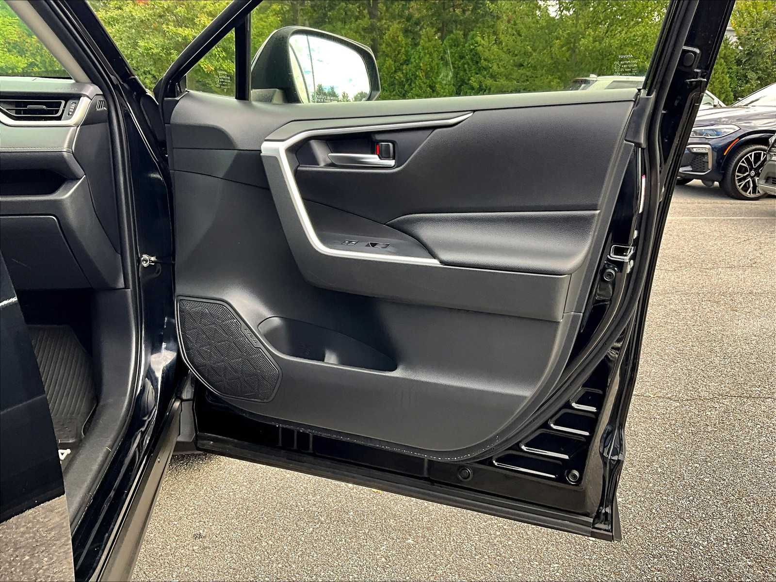 2021 Toyota RAV4 Hybrid XLE - Photo 12