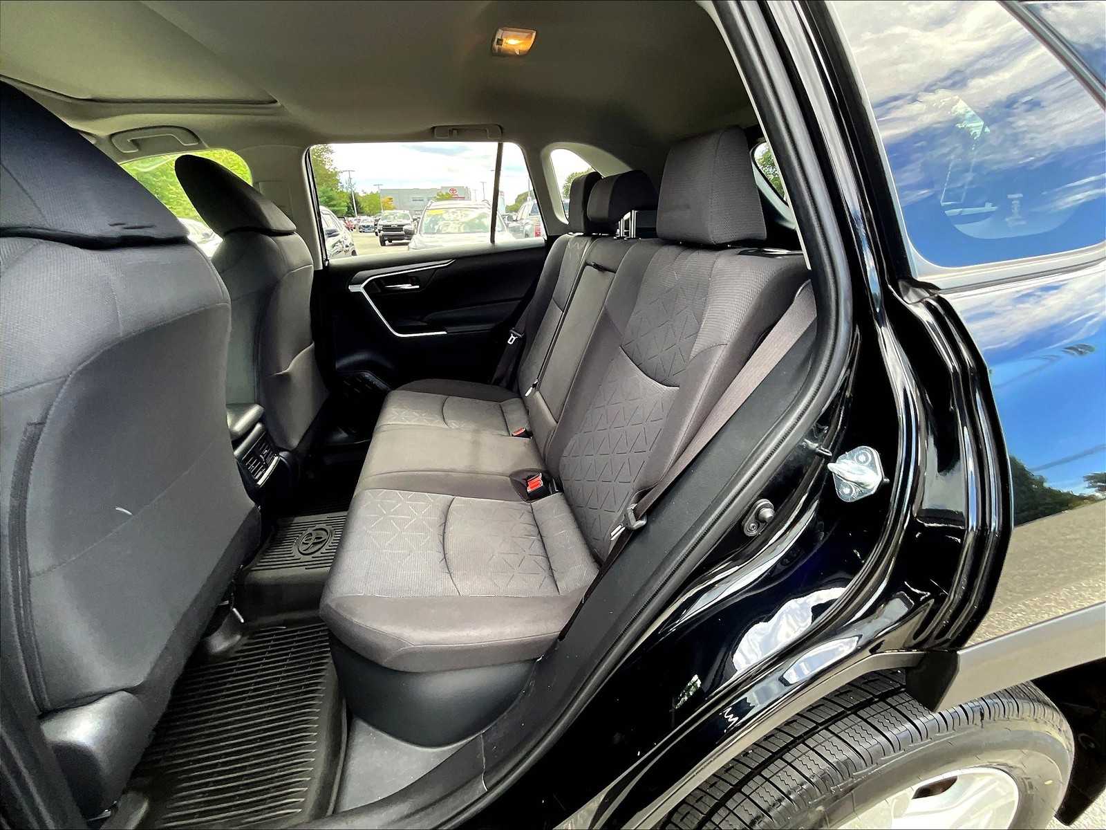 2021 Toyota RAV4 Hybrid XLE - Photo 15