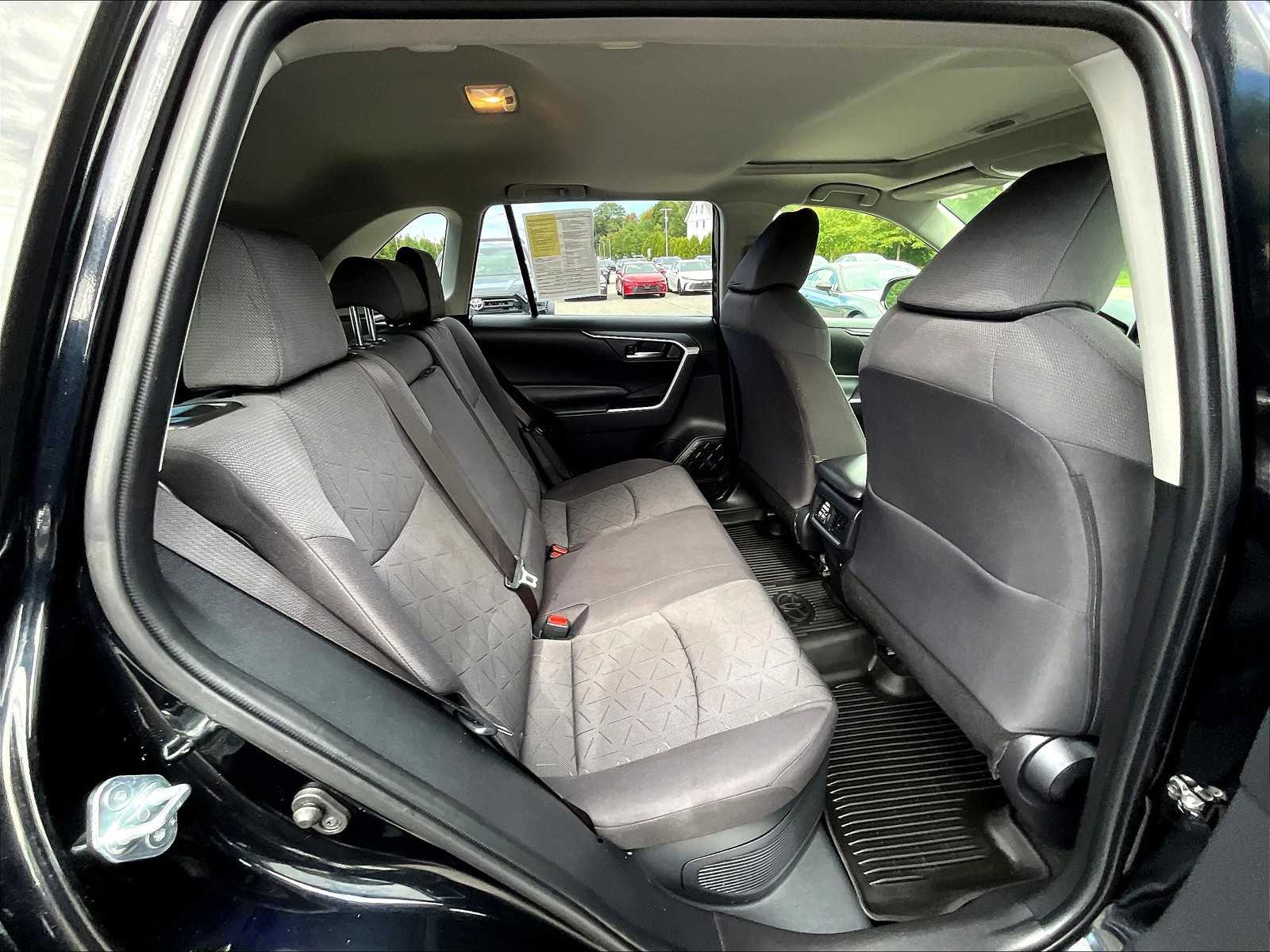 2021 Toyota RAV4 Hybrid XLE - Photo 16