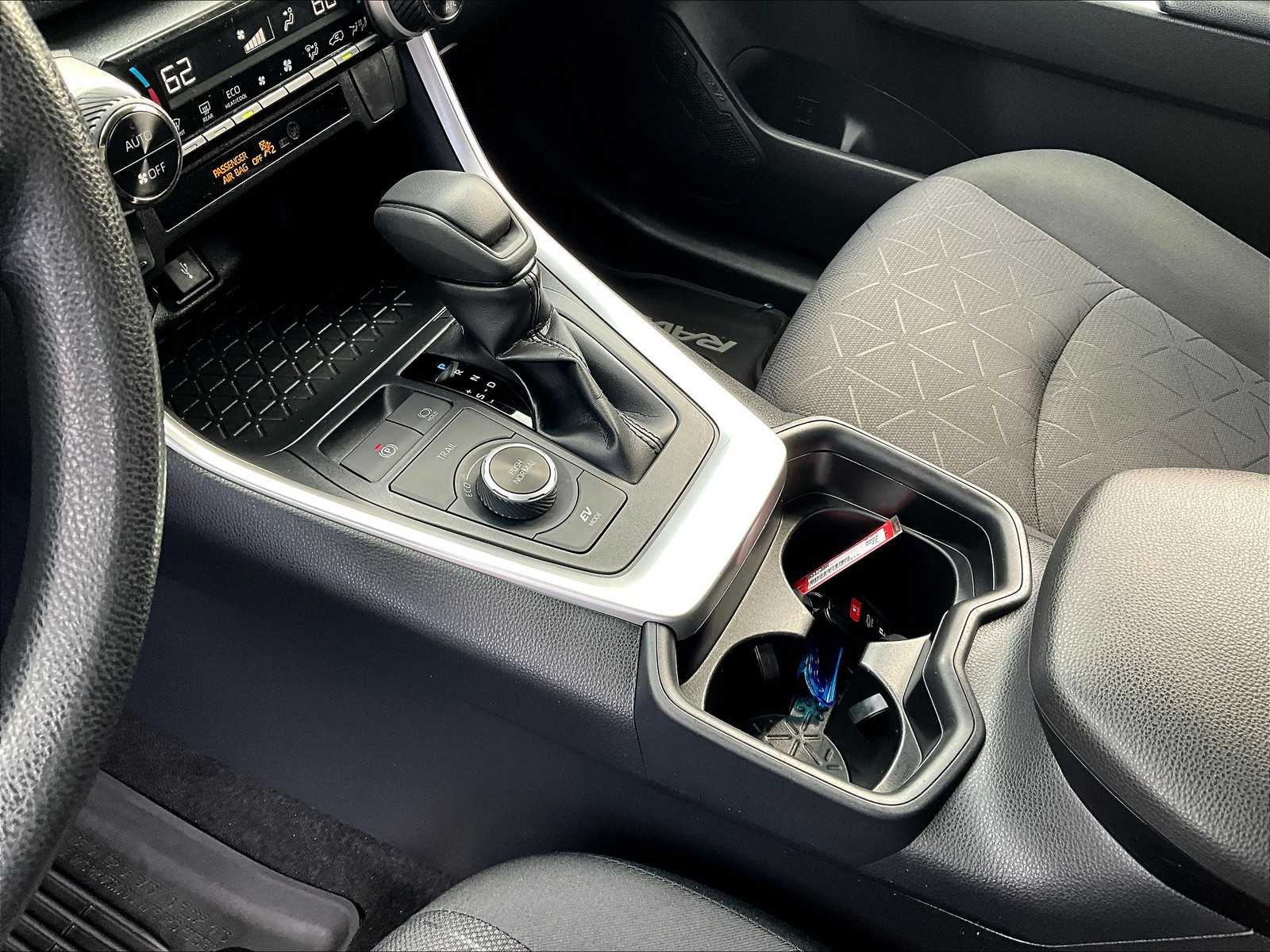 2021 Toyota RAV4 Hybrid XLE - Photo 20