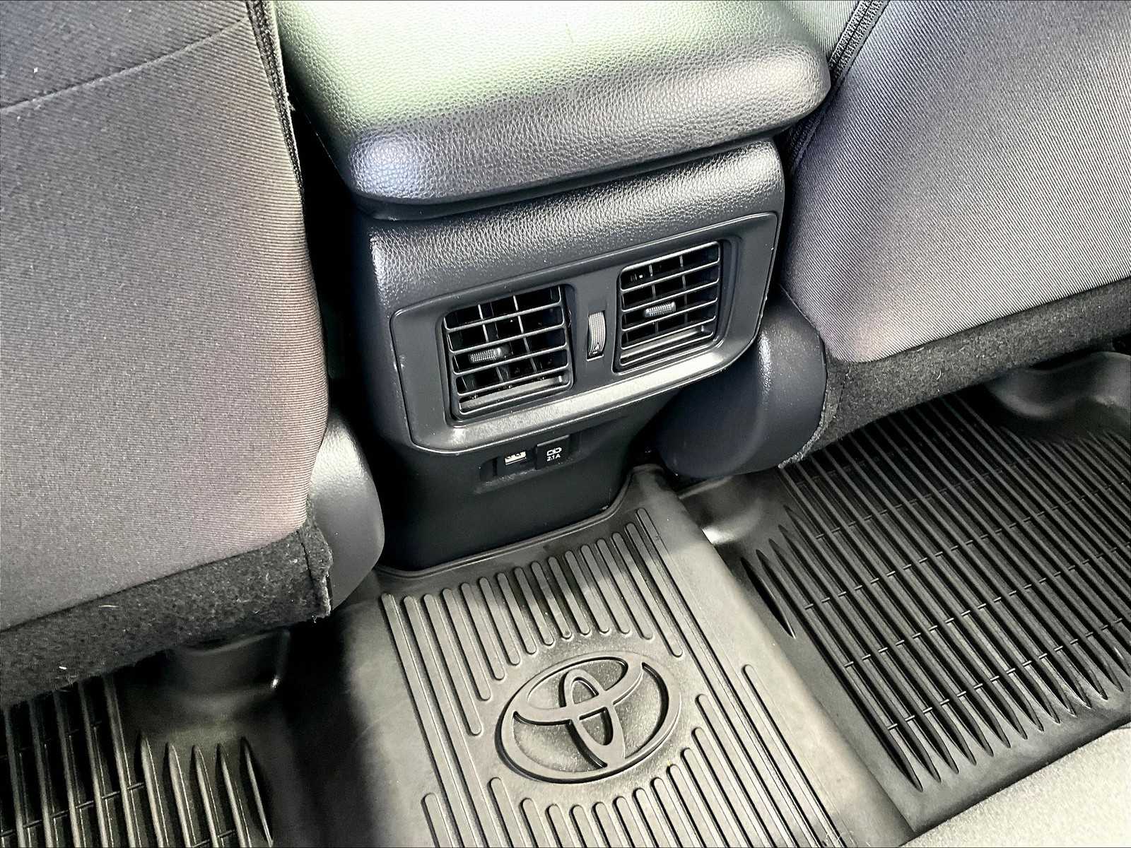 2021 Toyota RAV4 Hybrid XLE - Photo 28