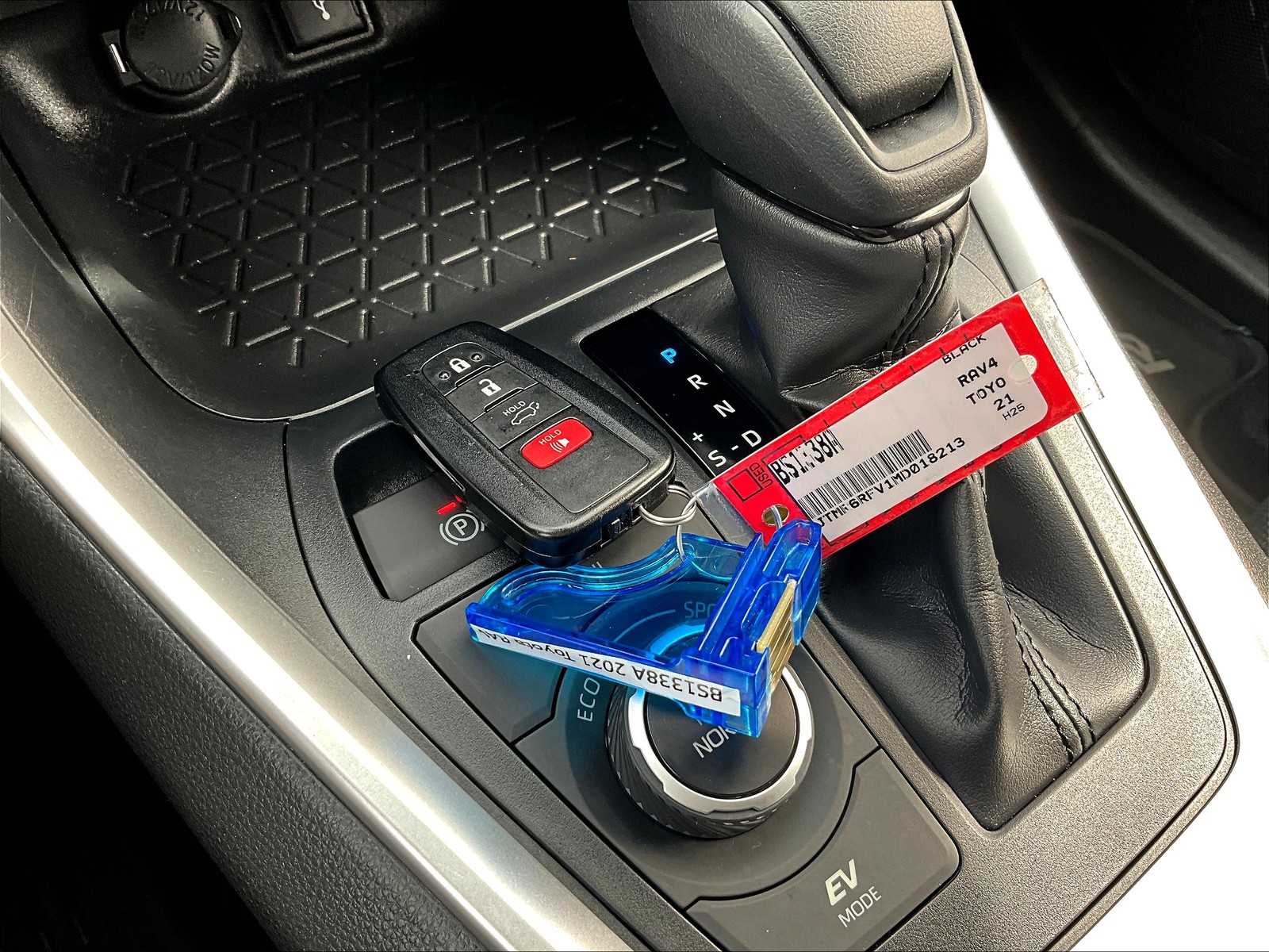 2021 Toyota RAV4 Hybrid XLE - Photo 31