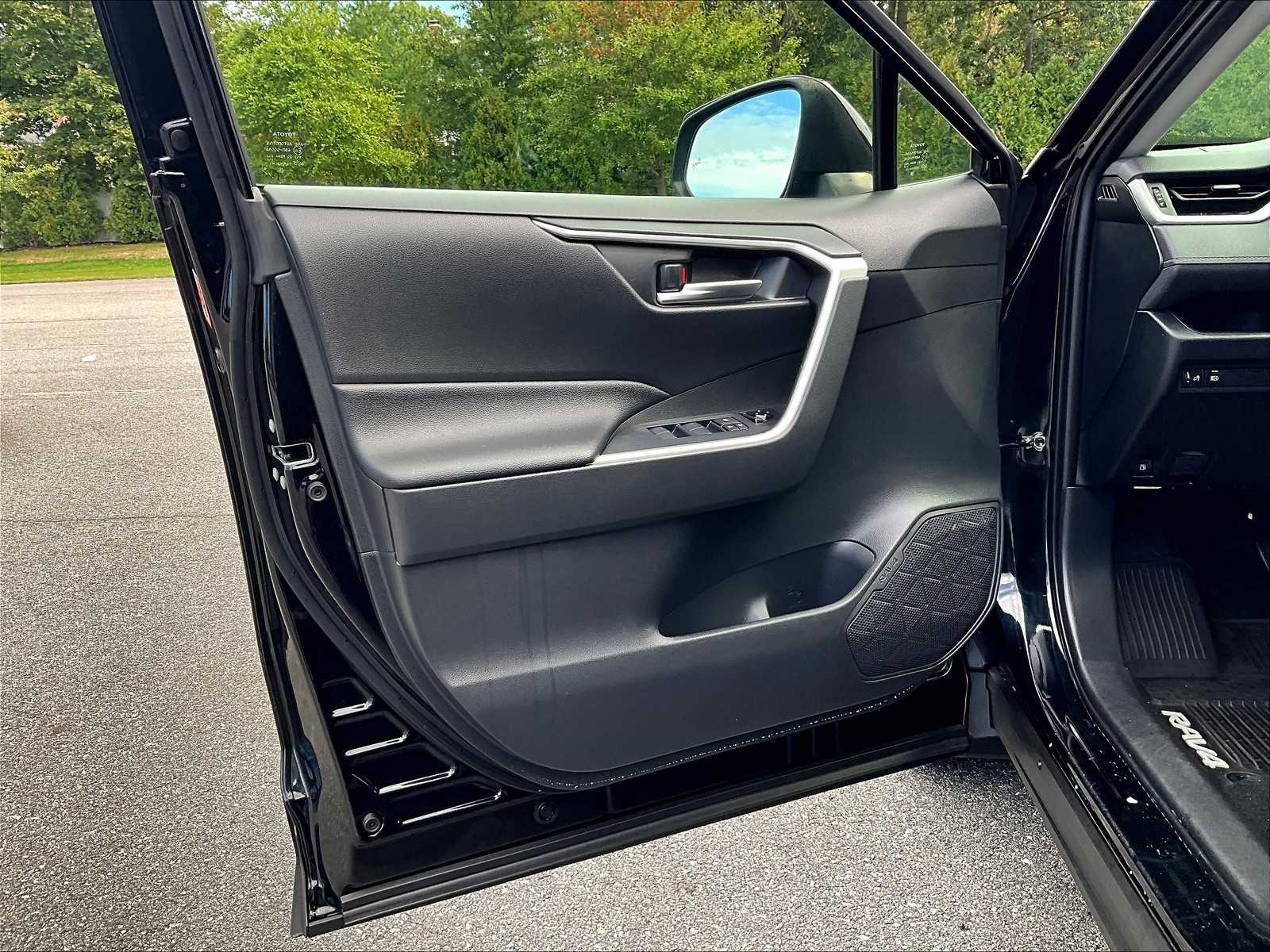 2021 Toyota RAV4 Hybrid XLE - Photo 9