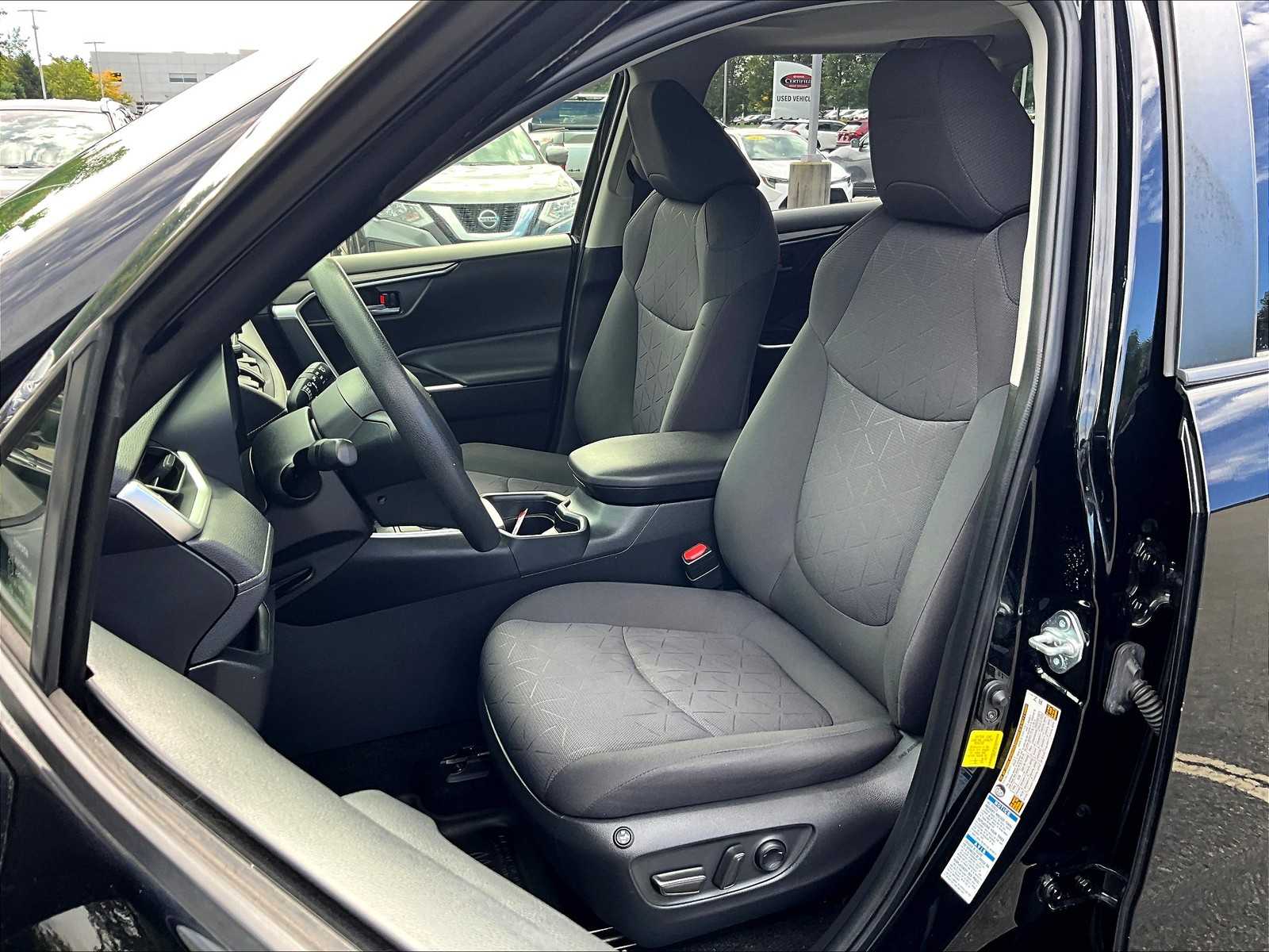 2021 Toyota RAV4 Hybrid XLE - Photo 10