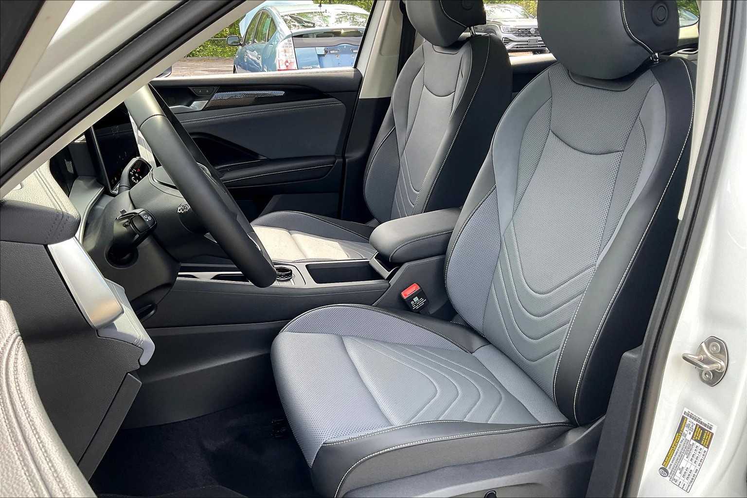 2025 Volkswagen Tiguan SE - Photo 11