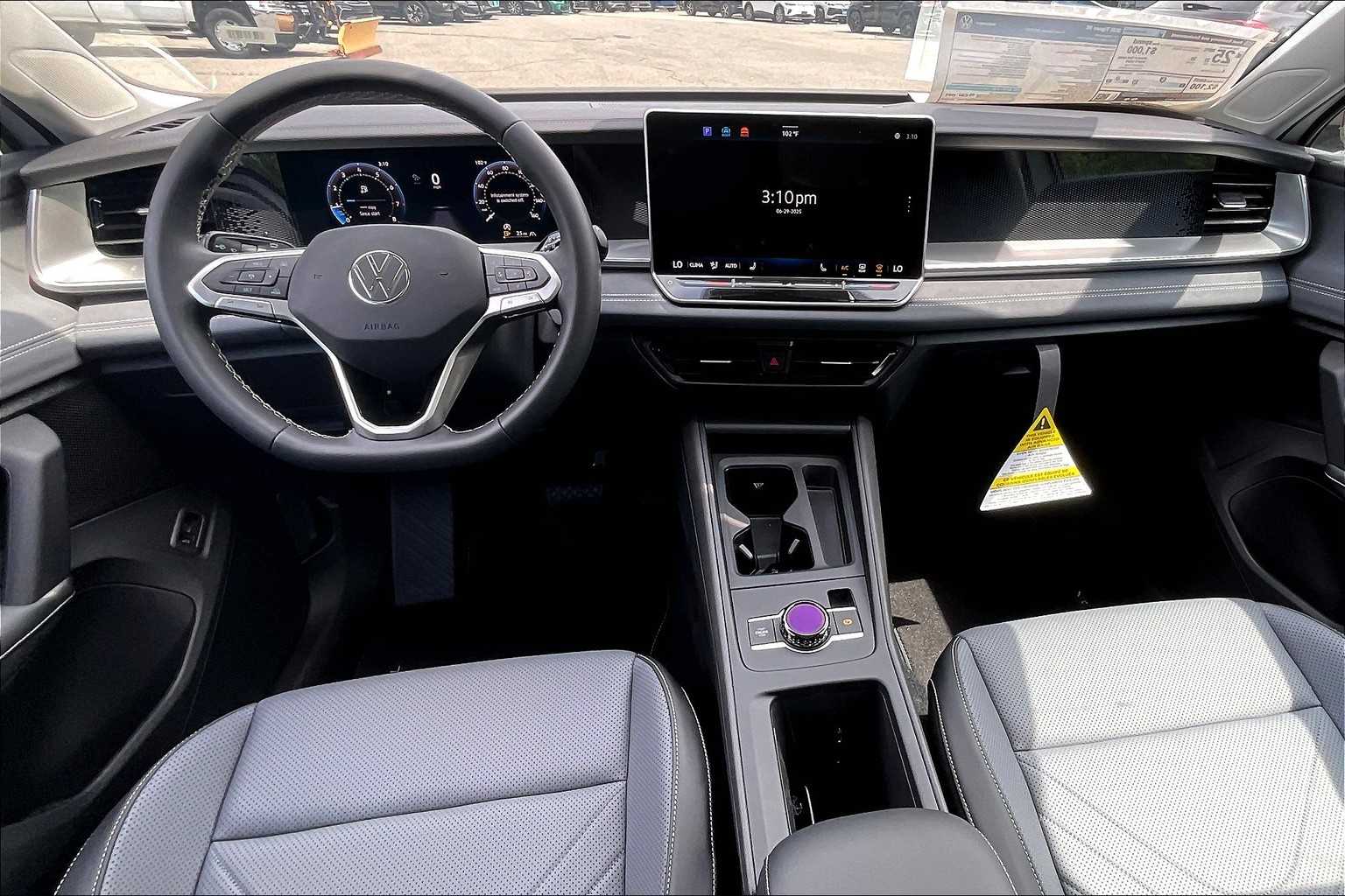 2025 Volkswagen Tiguan SE - Photo 12