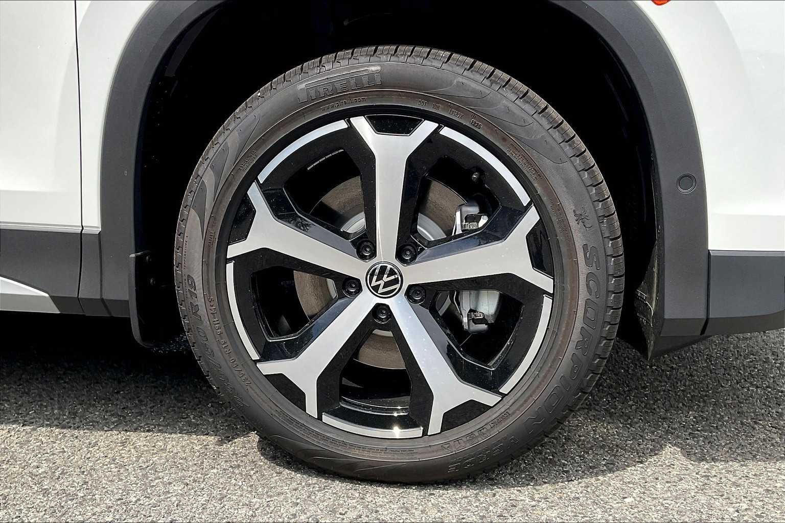 2025 Volkswagen Tiguan SE - Photo 8