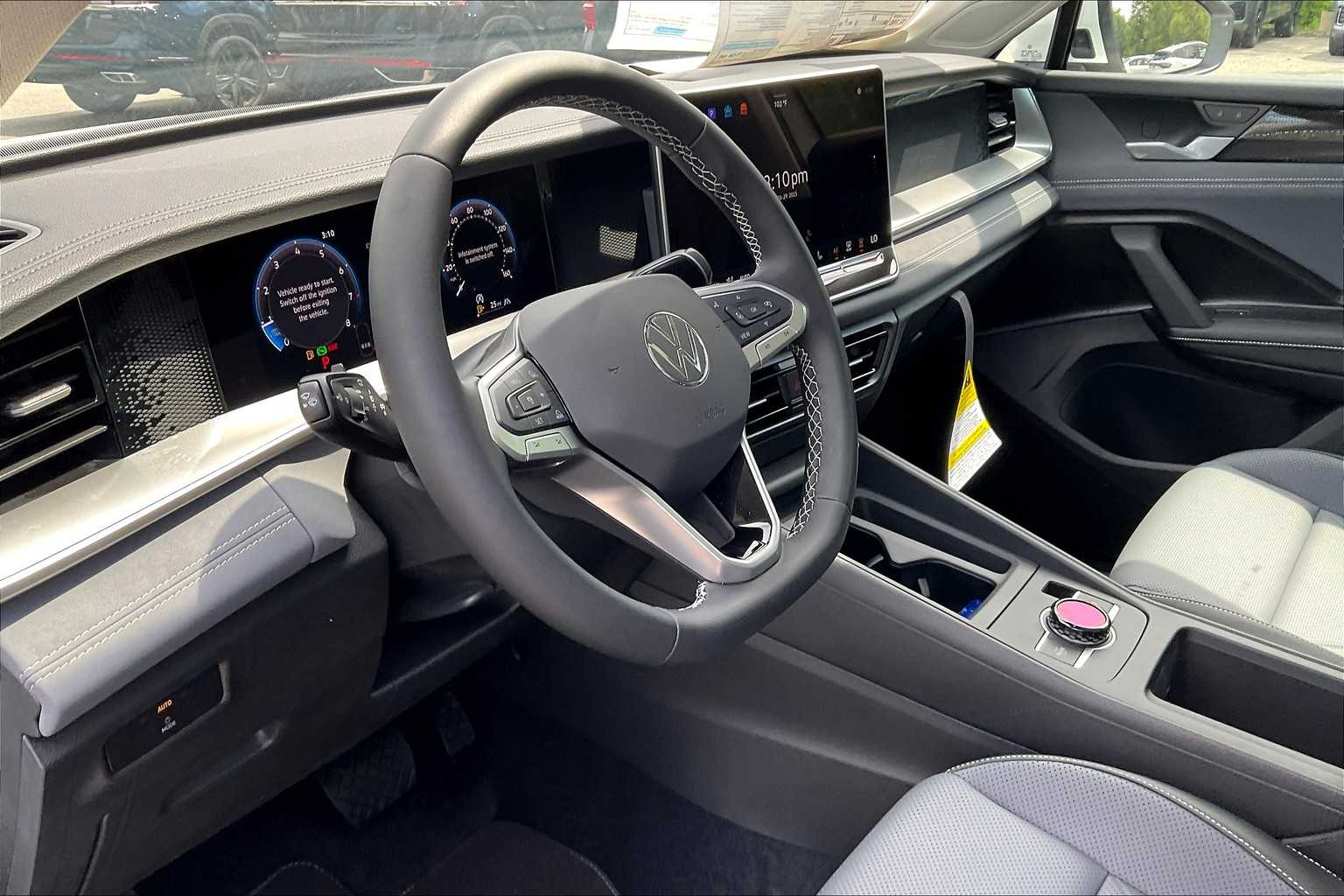 2025 Volkswagen Tiguan SE - Photo 9
