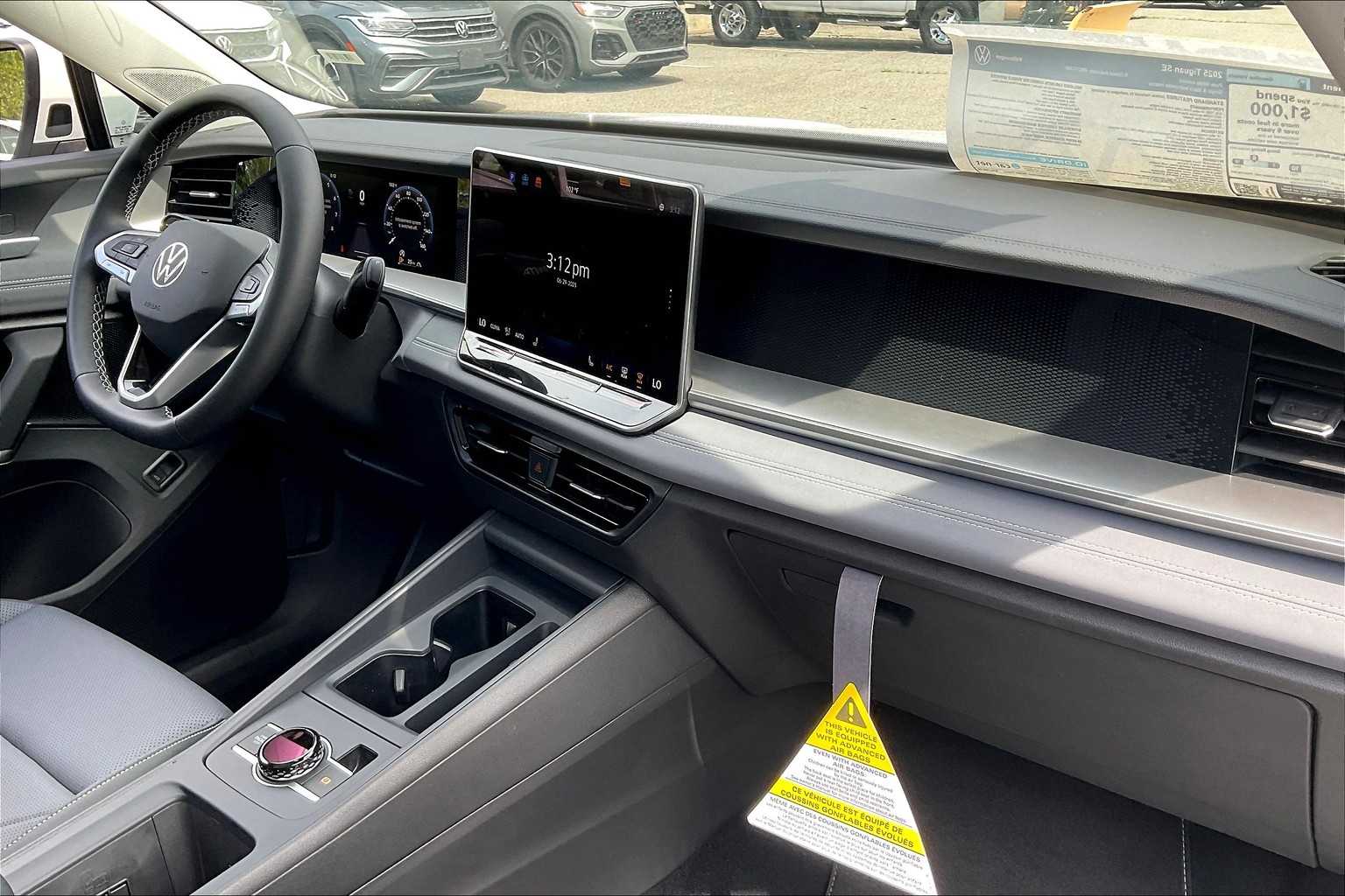 2025 Volkswagen Tiguan SE - Photo 10