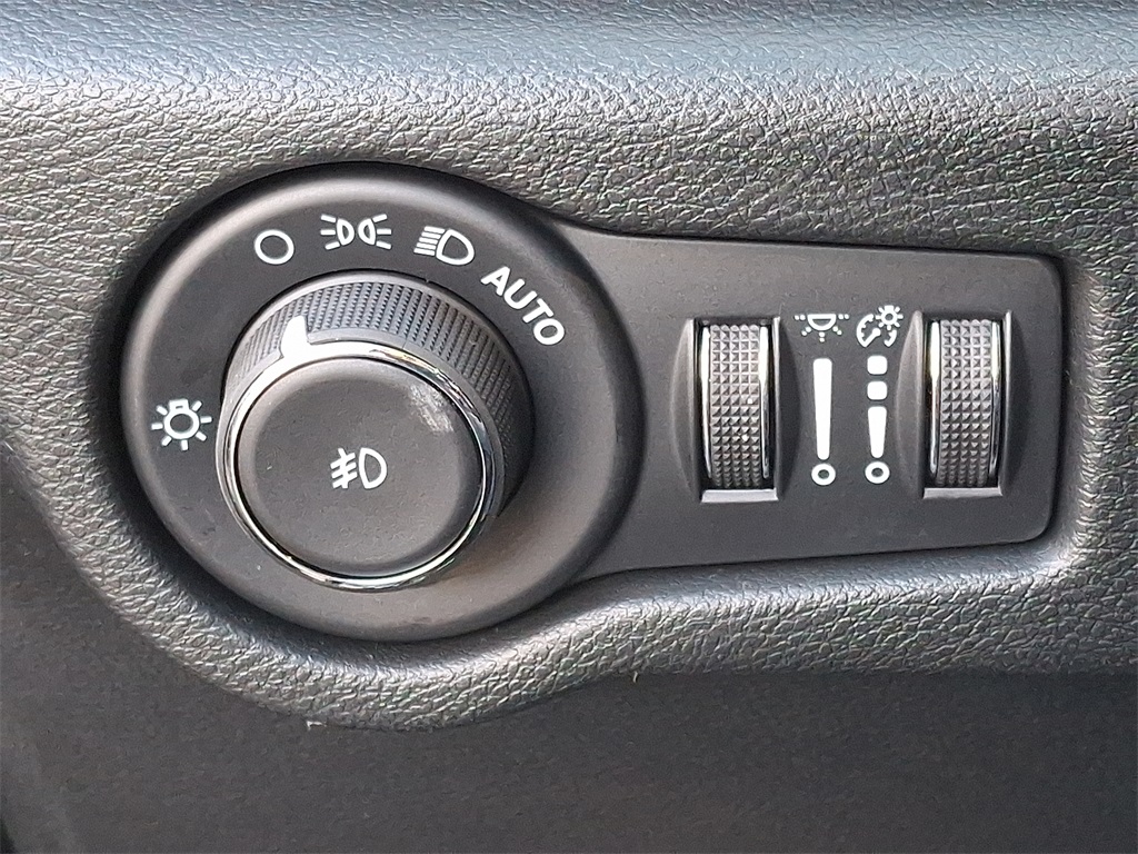 2026 Chrysler Pacifica Select - Photo 18