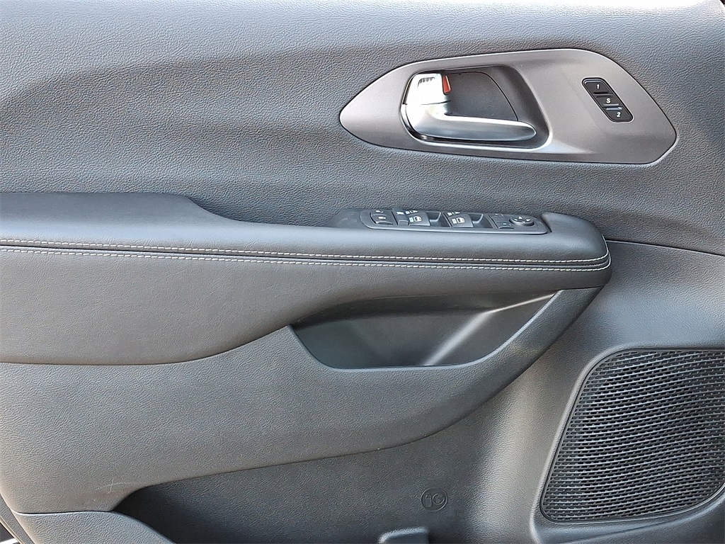 2026 Chrysler Pacifica Select - Photo 9