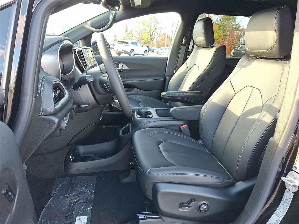 2026 Chrysler Pacifica Select - Photo 10
