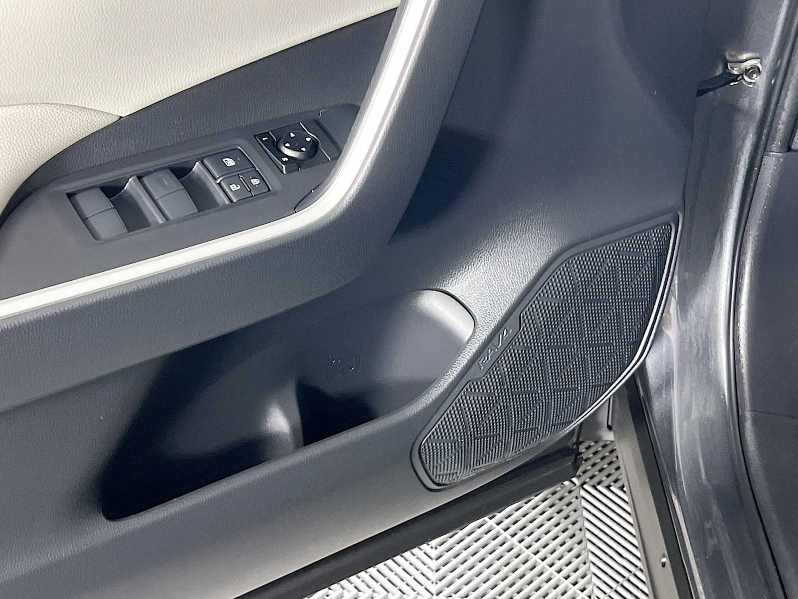 2019 Toyota RAV4 XLE - Photo 18
