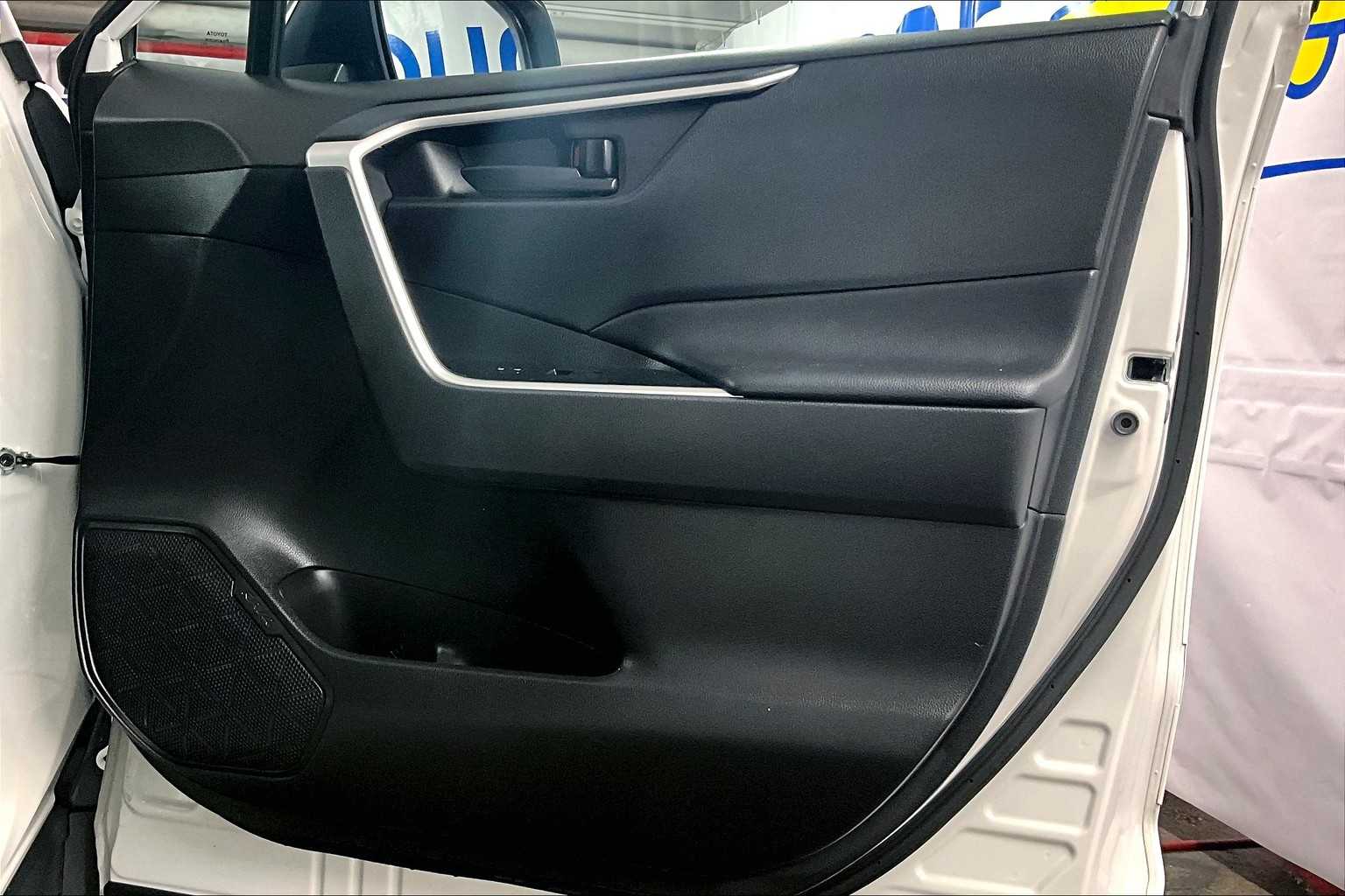 2022 Toyota RAV4 LE - Photo 12