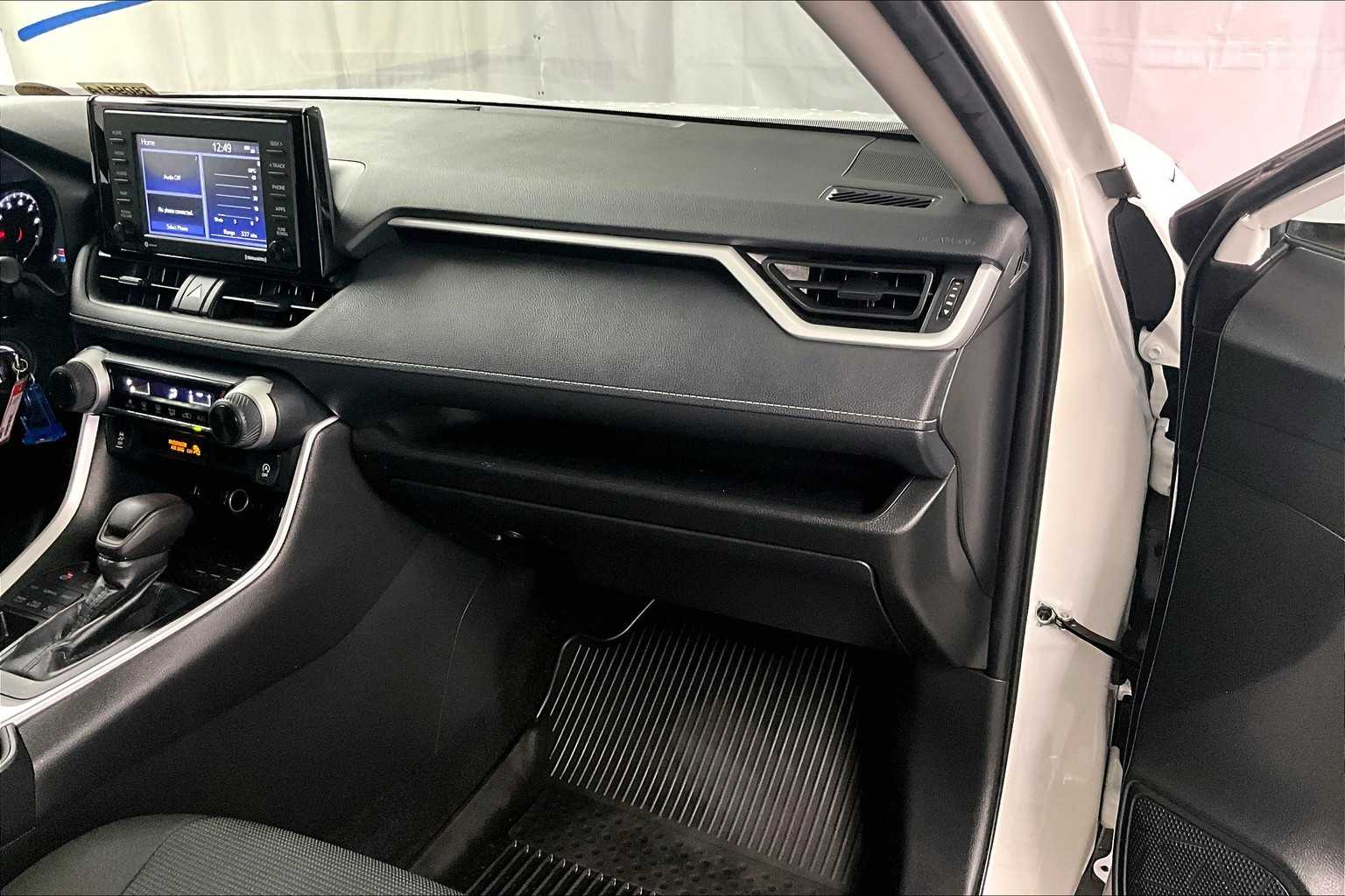 2022 Toyota RAV4 LE - Photo 13