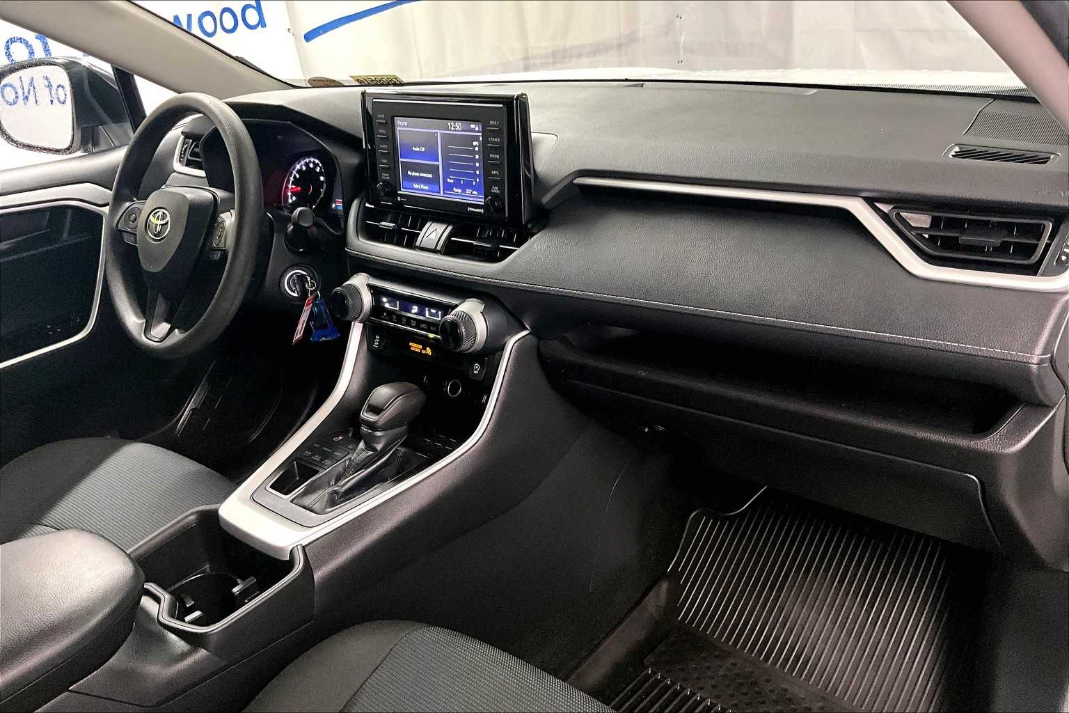2022 Toyota RAV4 LE - Photo 14