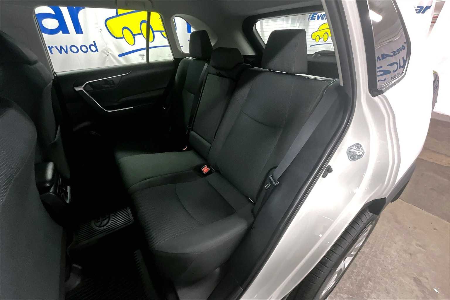 2022 Toyota RAV4 LE - Photo 15