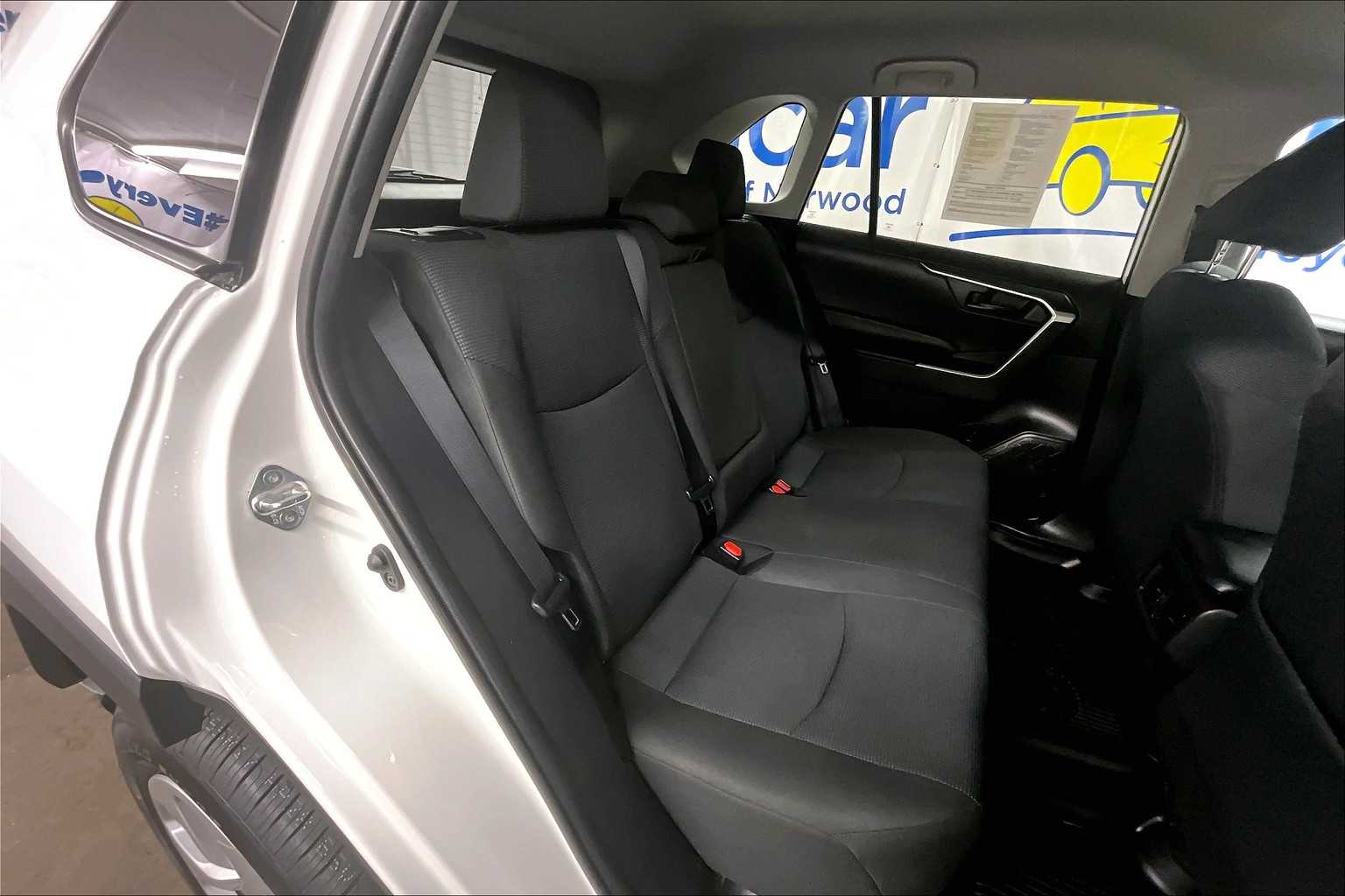 2022 Toyota RAV4 LE - Photo 16