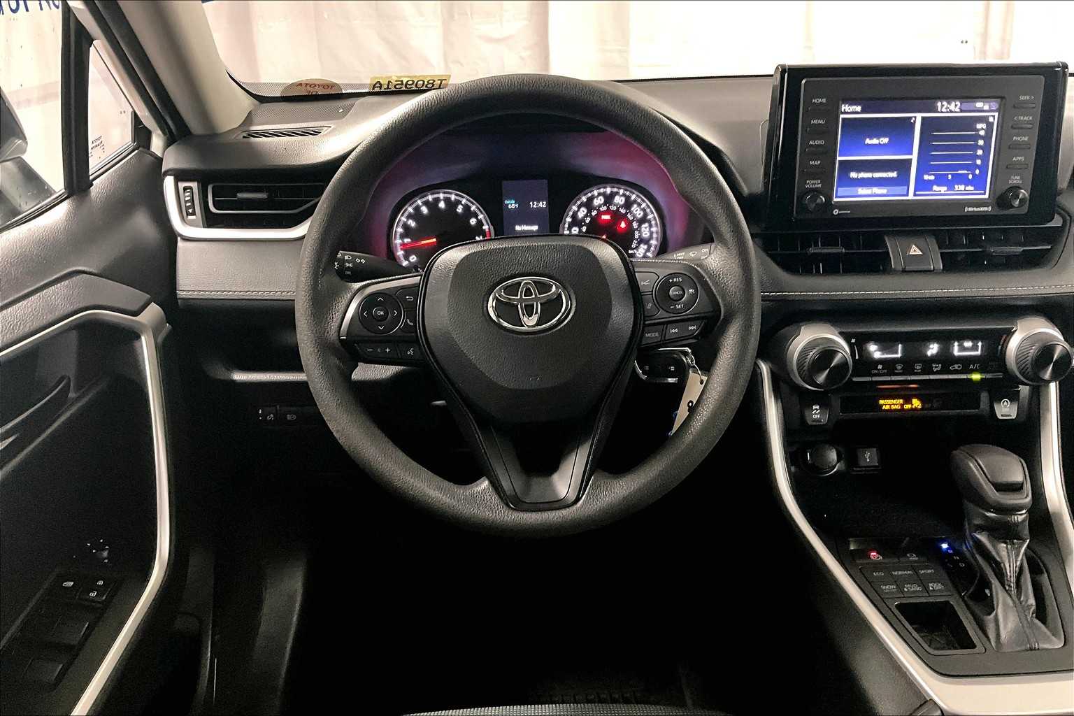 2022 Toyota RAV4 LE - Photo 17