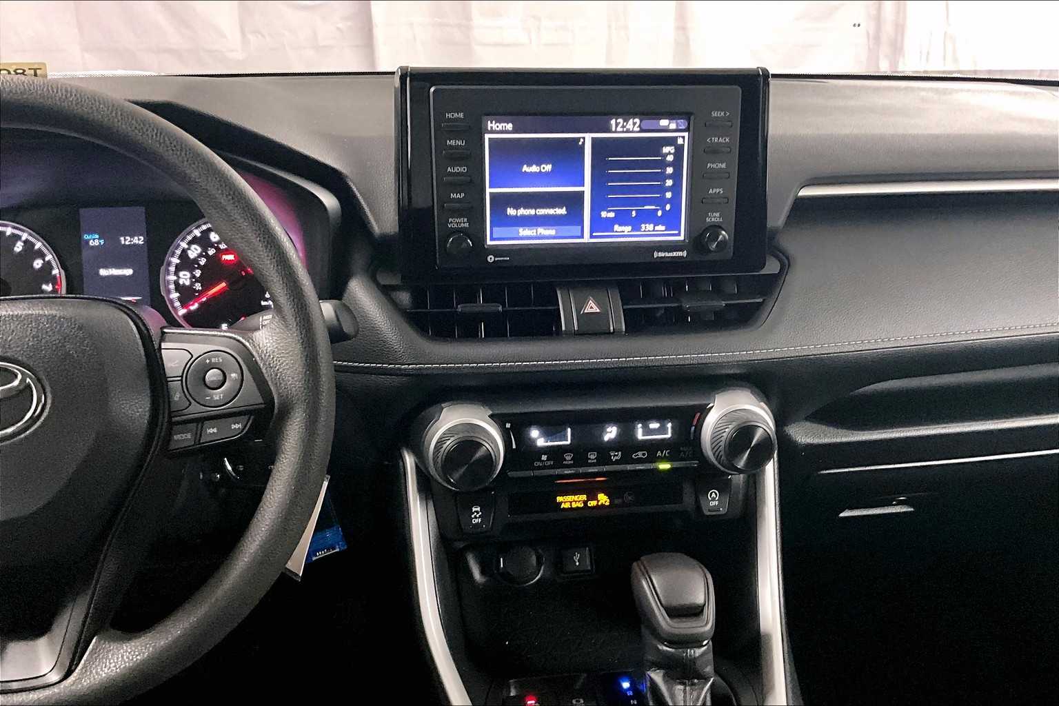 2022 Toyota RAV4 LE - Photo 18