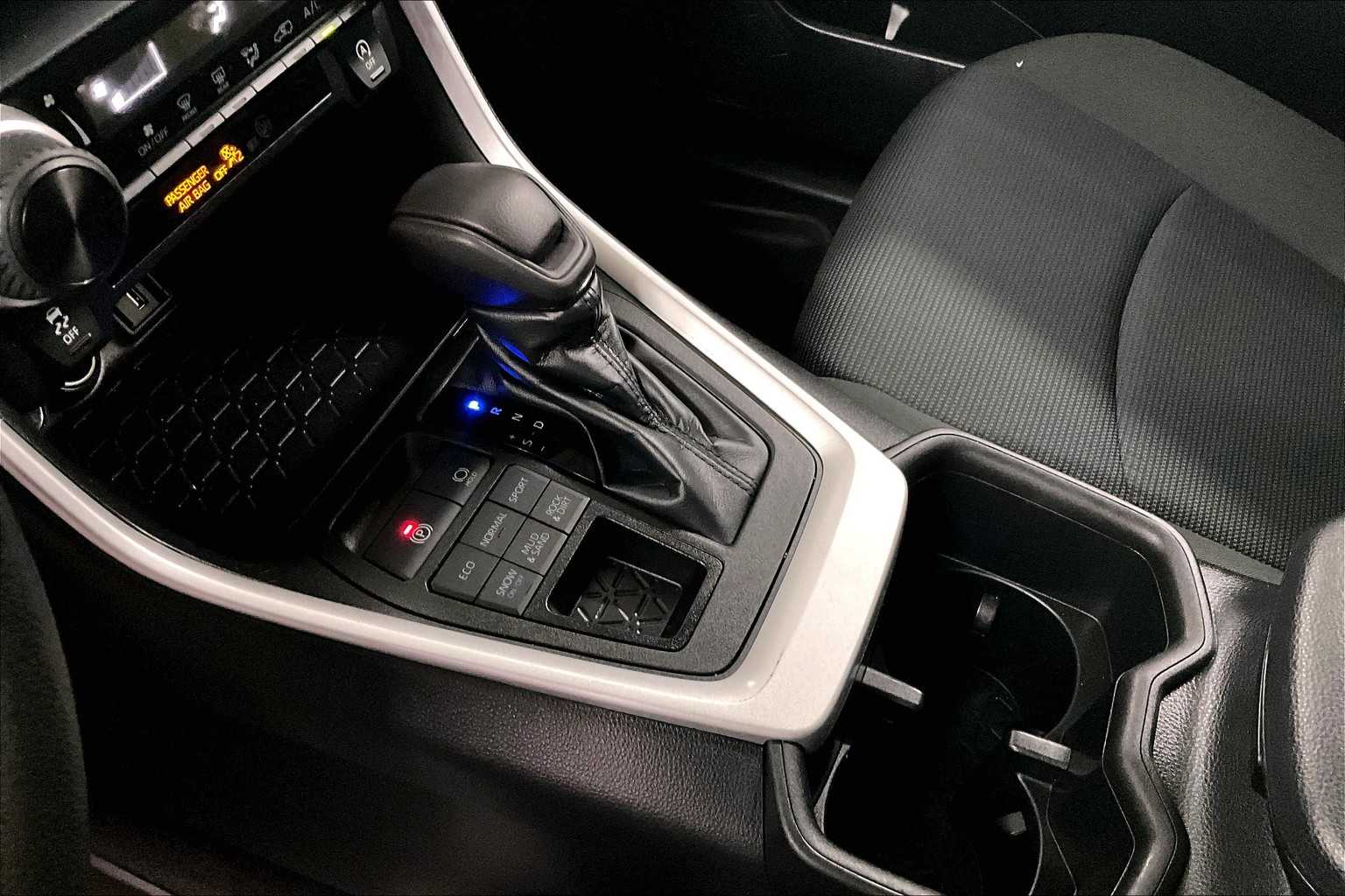 2022 Toyota RAV4 LE - Photo 20